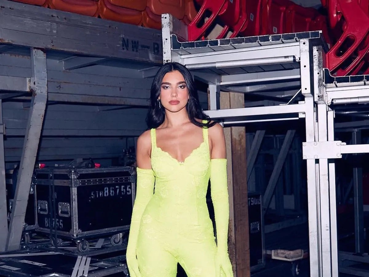 Opera Gloves Are The Best Trend To Bring The Drama