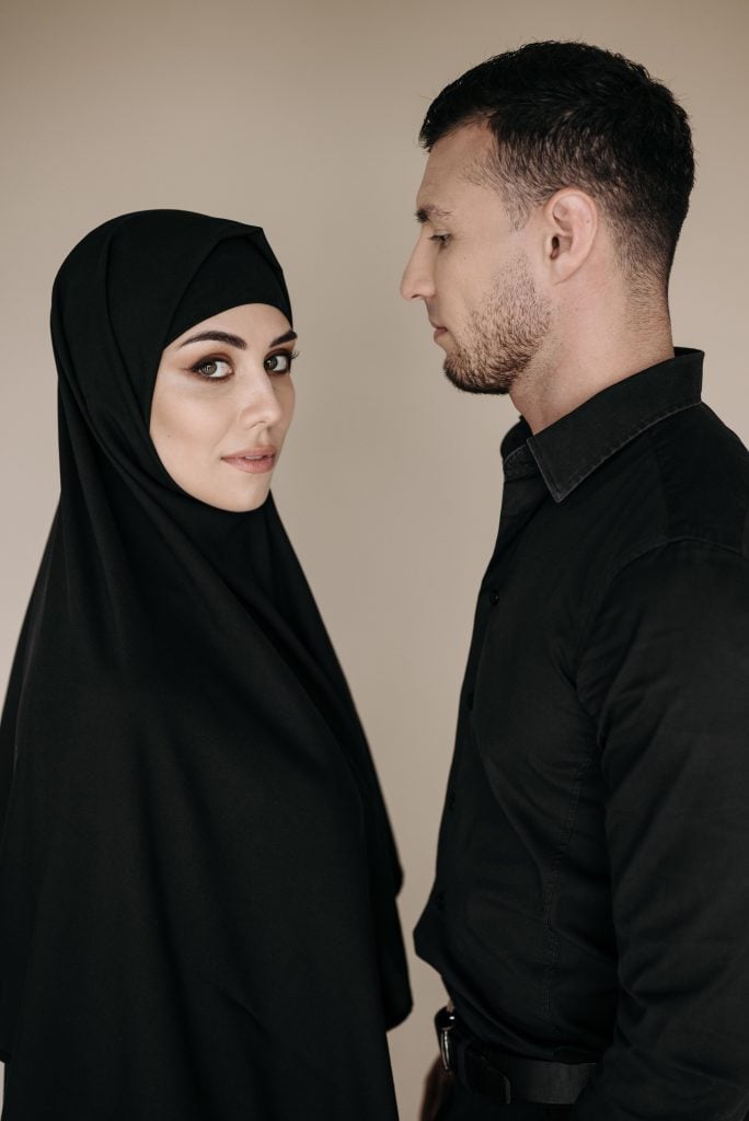 نظرة الحب: دور التواصل البصري في العلاقات الإنسانية