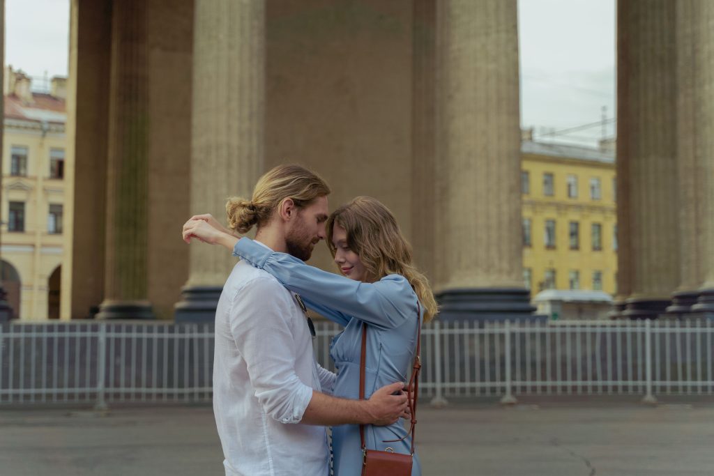 9 Dinge, die selbstbewusste Frauen niemals tun, um das Interesse eines Mannes aufrechtzuerhalten