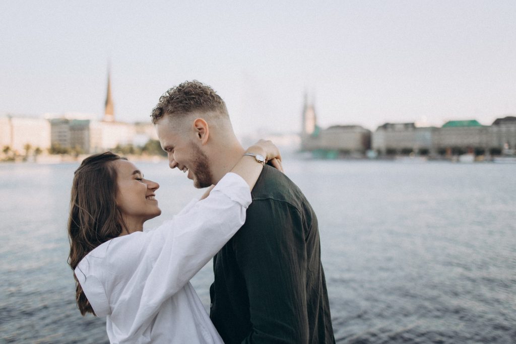 9 Dinge, die selbstbewusste Frauen niemals tun, um das Interesse eines Mannes aufrechtzuerhalten
