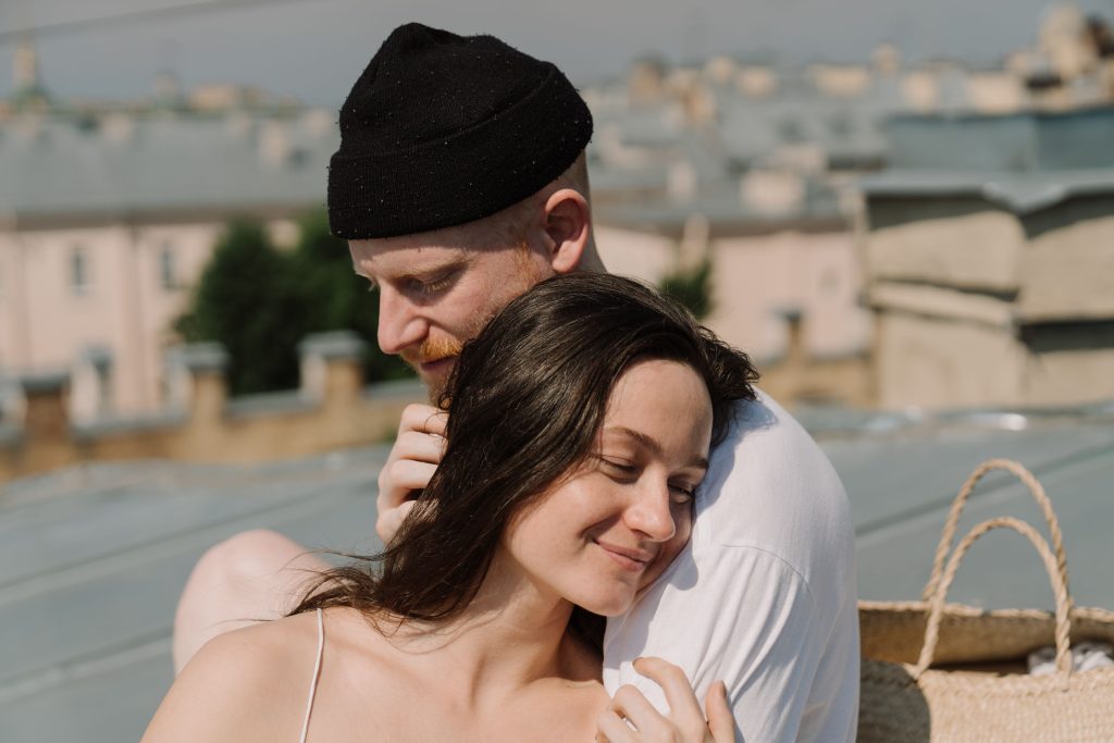 9 choses que les femmes sûres d’elles ne font pas pour garder un homme