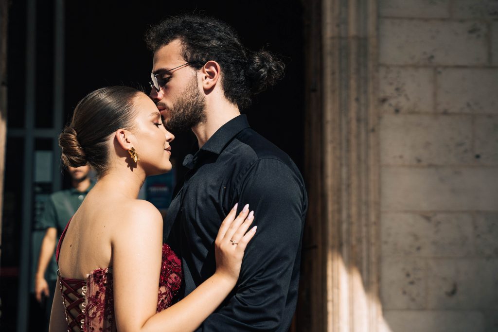 9 cose che una donna sicura di sé non fa mai per mantenere vivo l’interesse di un uomo