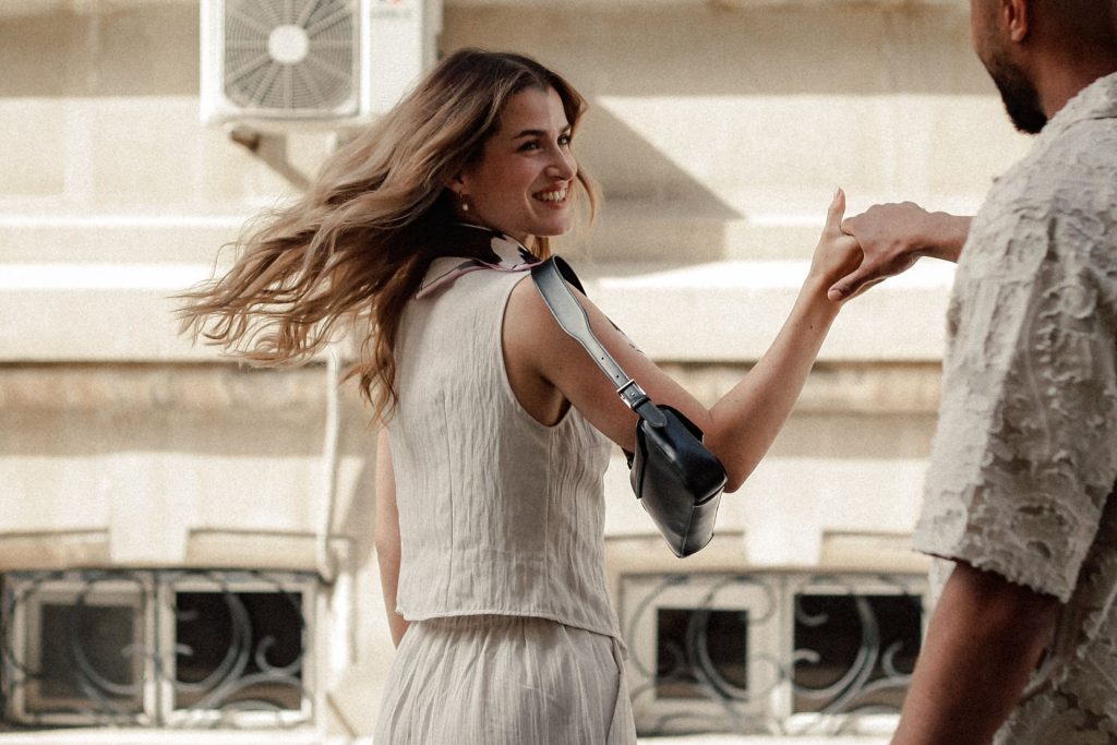 9 choses que les femmes sûres d’elles ne font pas pour garder un homme