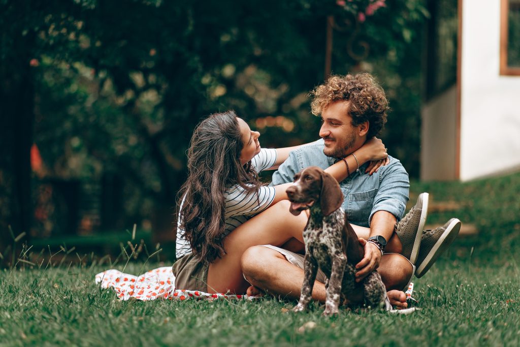 9 Dinge, die selbstbewusste Frauen niemals tun, um das Interesse eines Mannes aufrechtzuerhalten