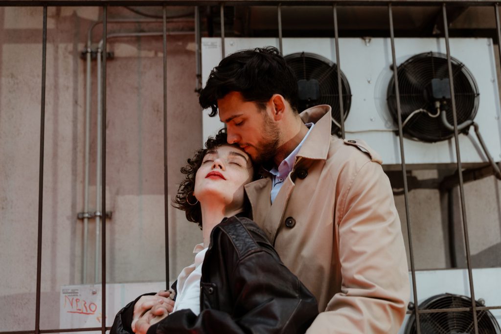 9 cose che una donna sicura di sé non fa mai per mantenere vivo l’interesse di un uomo