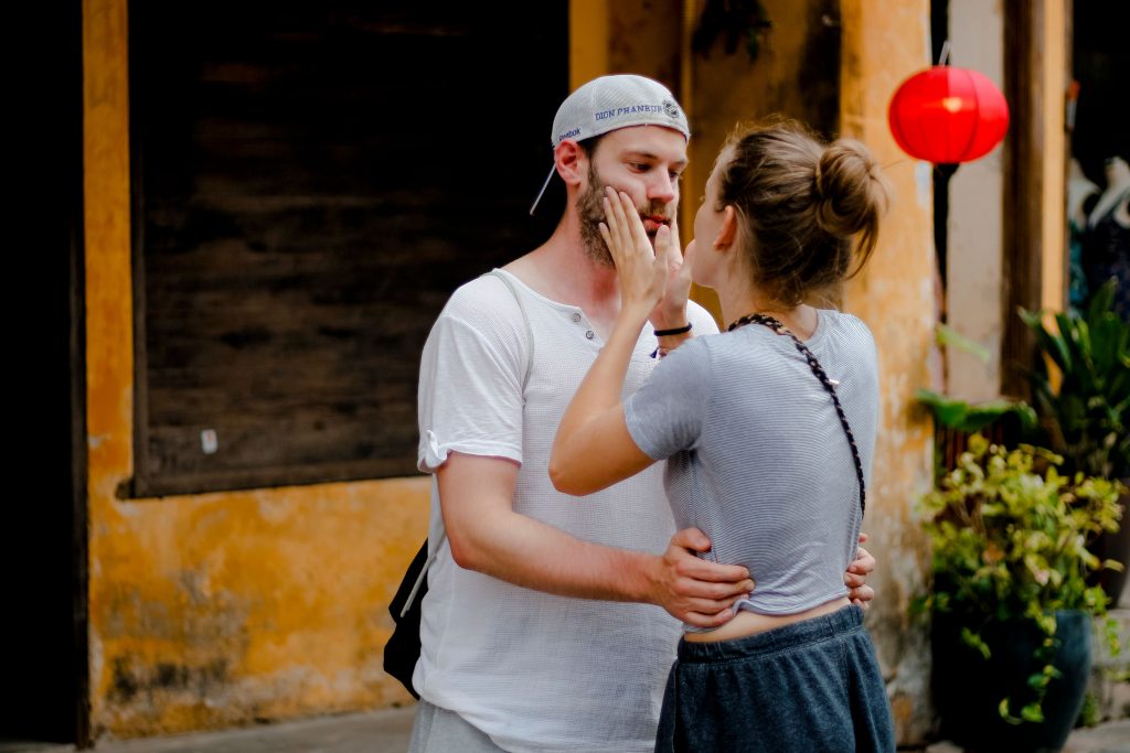 9 Dinge, die selbstbewusste Frauen niemals tun, um das Interesse eines Mannes aufrechtzuerhalten