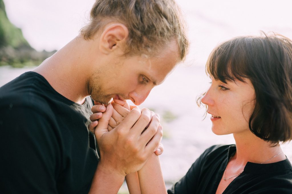 9 choses que les femmes sûres d’elles ne font pas pour garder un homme